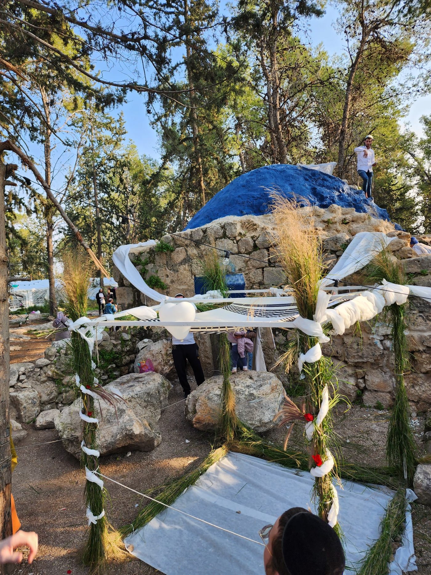 הפתעה בקבר מתתיהו - חתונה; "דווקא פה מתאים להתחתן" | תיעוד