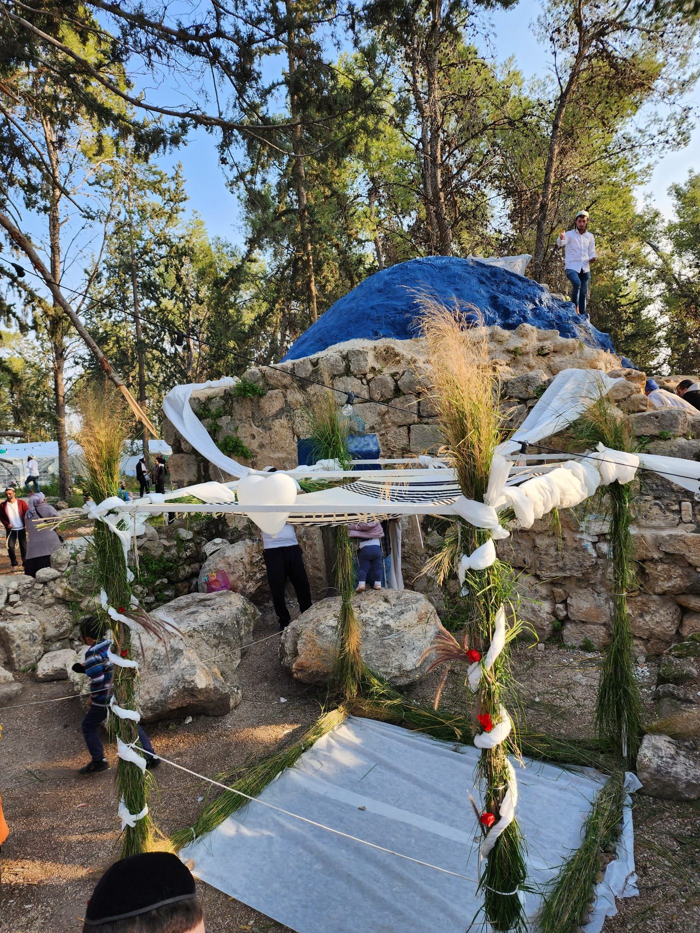 הפתעה בקבר מתתיהו - חתונה; "דווקא פה מתאים להתחתן" | תיעוד