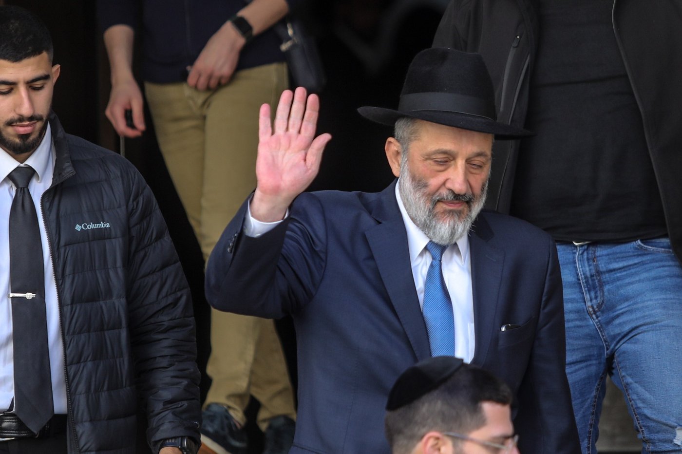 אחרי הפסילה ו'העלייה לרגל': דרעי יצא מביתו | צפו בתיעוד