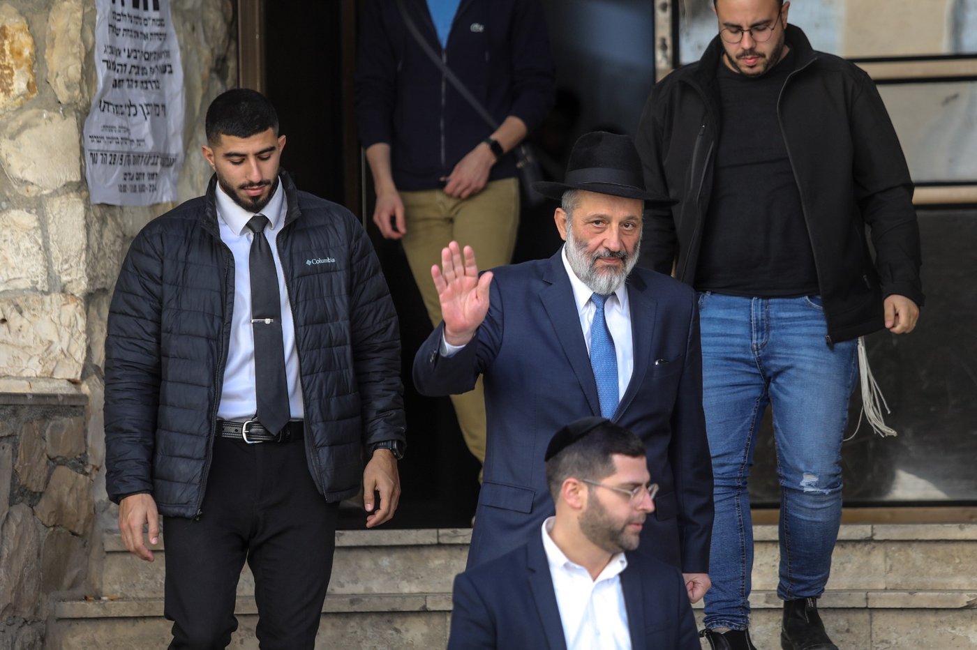 אחרי הפסילה ו'העלייה לרגל': דרעי יצא מביתו | צפו בתיעוד