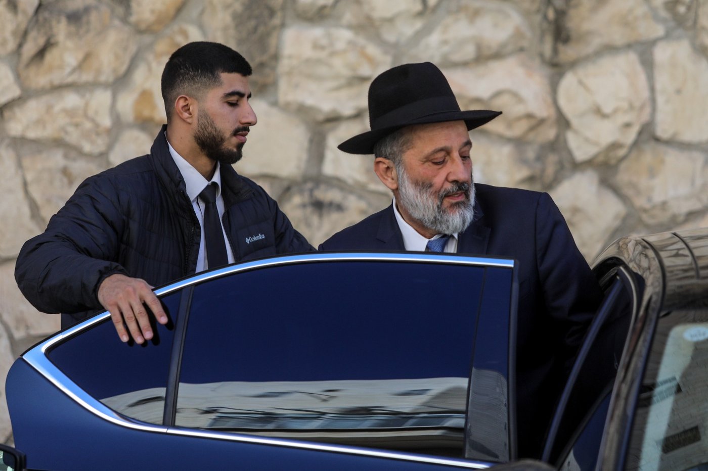 אחרי הפסילה ו'העלייה לרגל': דרעי יצא מביתו | צפו בתיעוד