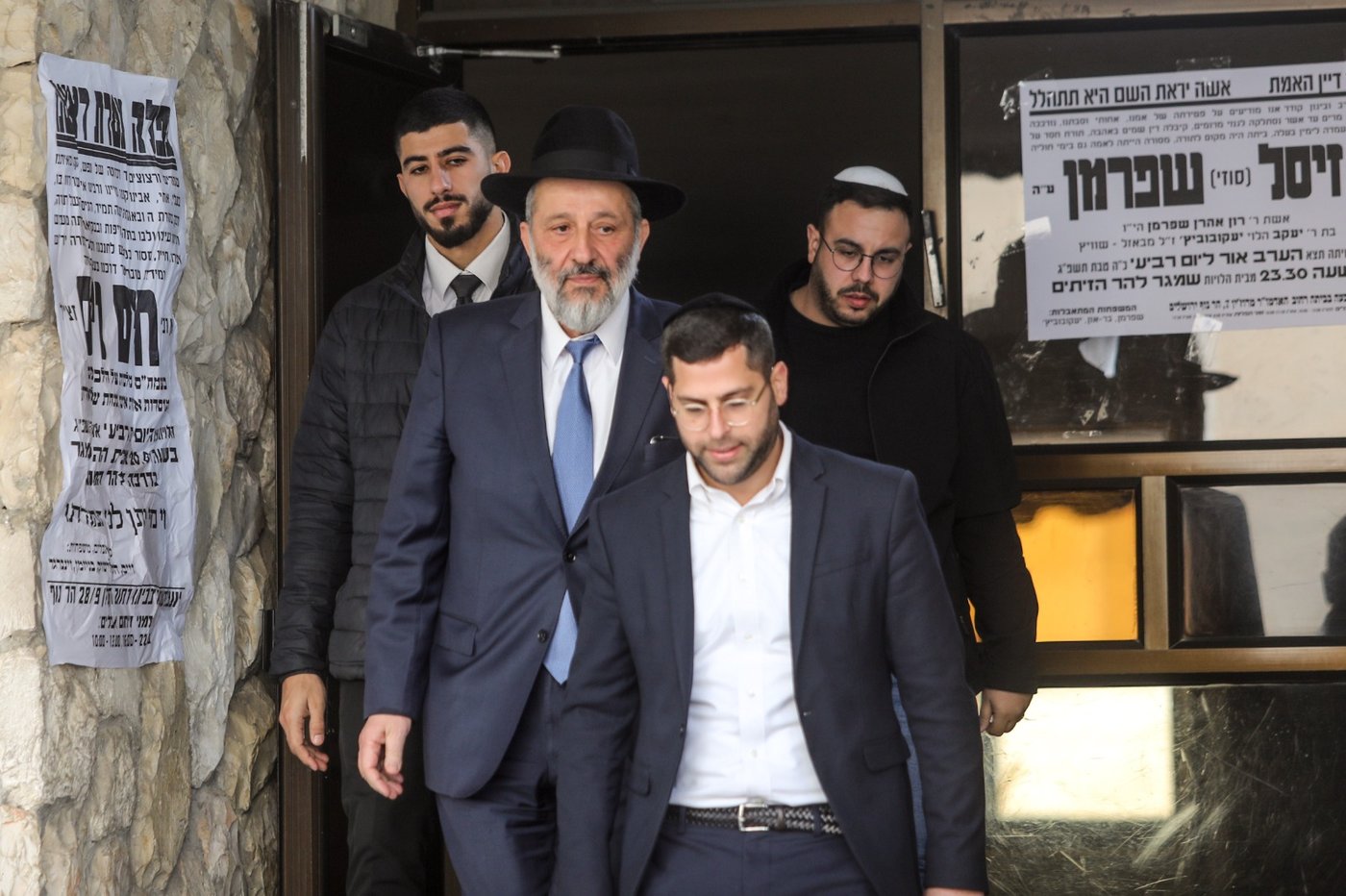 אחרי הפסילה ו'העלייה לרגל': דרעי יצא מביתו | צפו בתיעוד