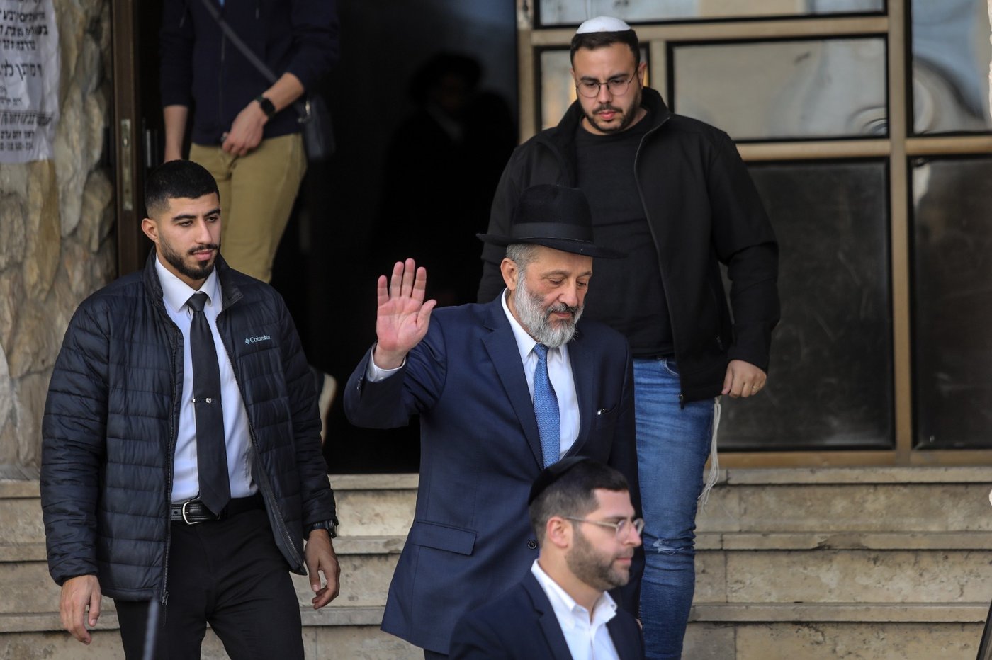אחרי הפסילה ו'העלייה לרגל': דרעי יצא מביתו | צפו בתיעוד