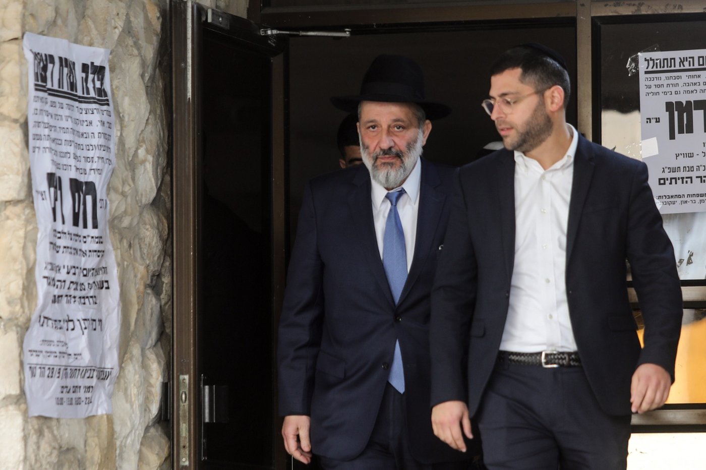 אחרי הפסילה ו'העלייה לרגל': דרעי יצא מביתו | צפו בתיעוד