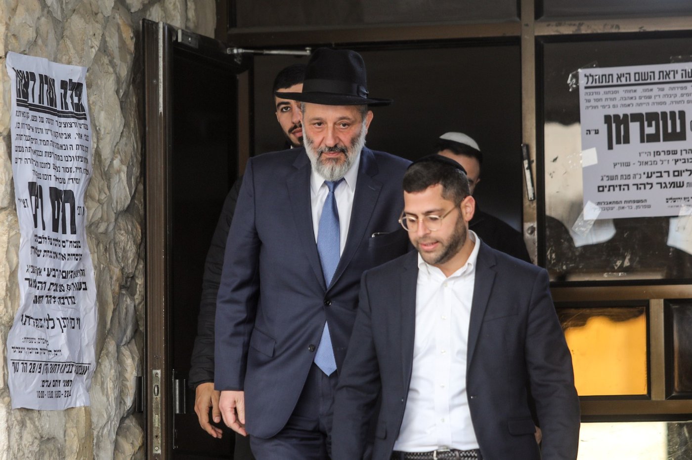 אחרי הפסילה ו'העלייה לרגל': דרעי יצא מביתו | צפו בתיעוד