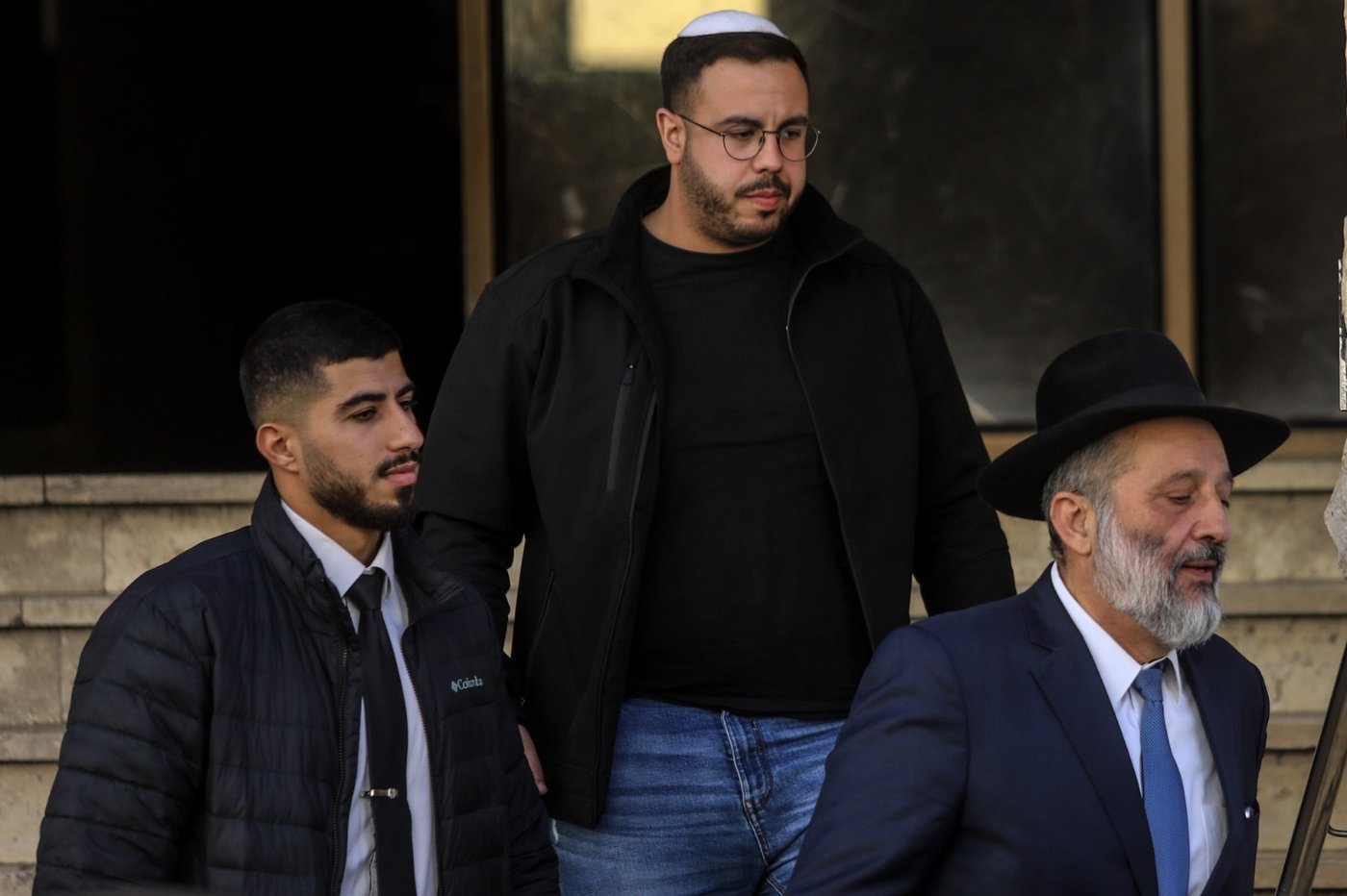 אחרי הפסילה ו'העלייה לרגל': דרעי יצא מביתו | צפו בתיעוד