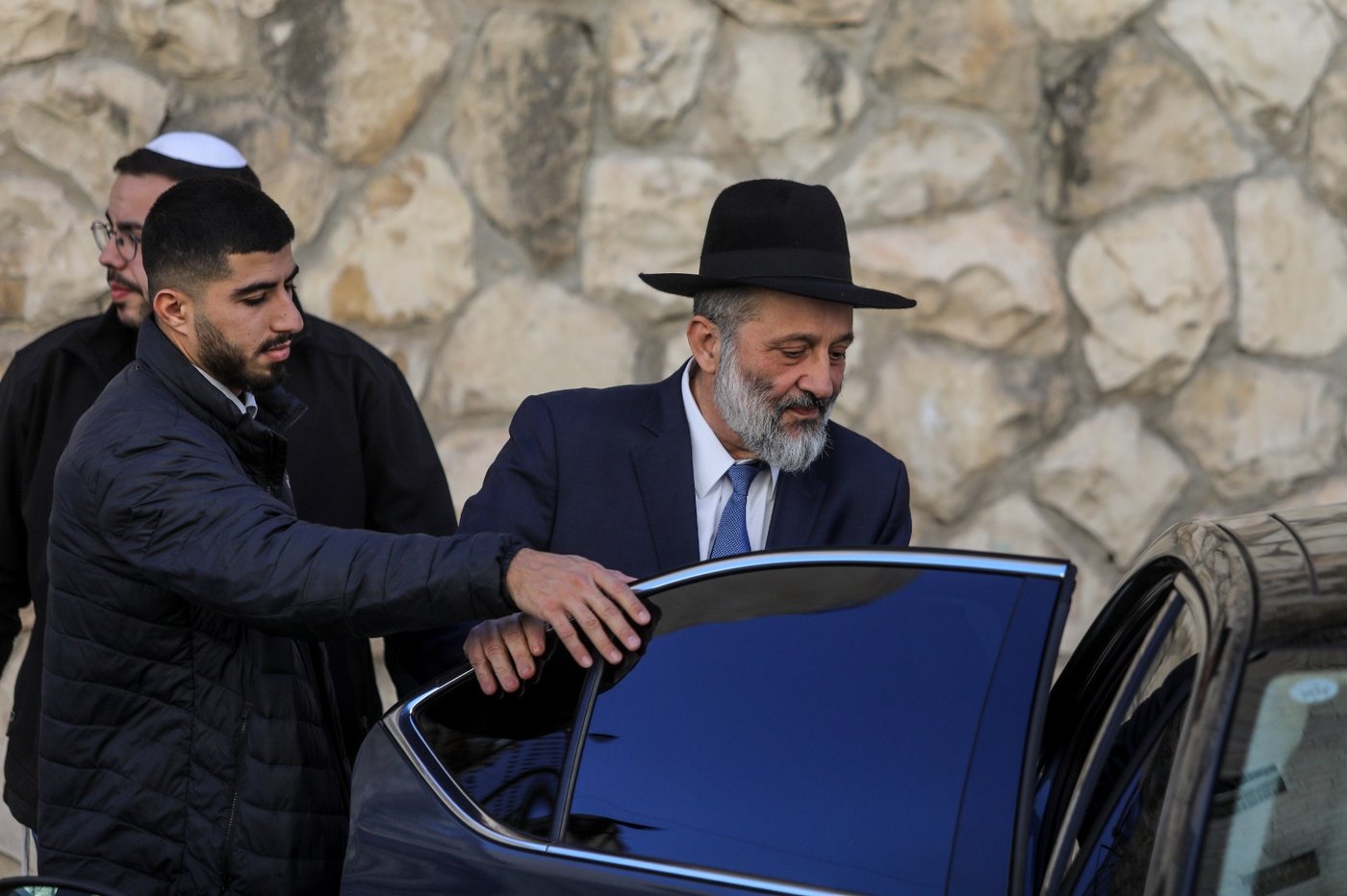 אחרי הפסילה ו'העלייה לרגל': דרעי יצא מביתו | צפו בתיעוד