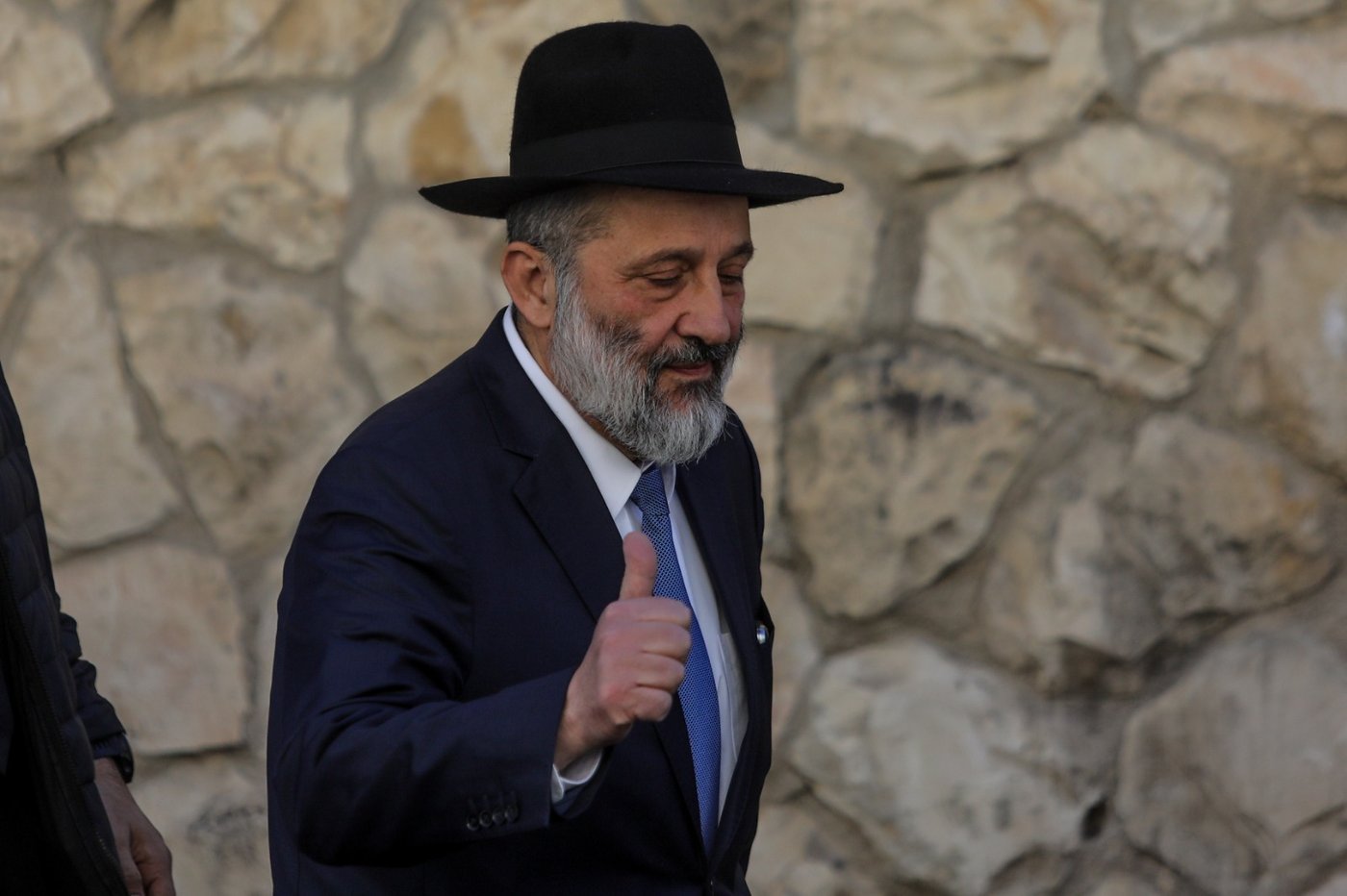 אחרי הפסילה ו'העלייה לרגל': דרעי יצא מביתו | צפו בתיעוד
