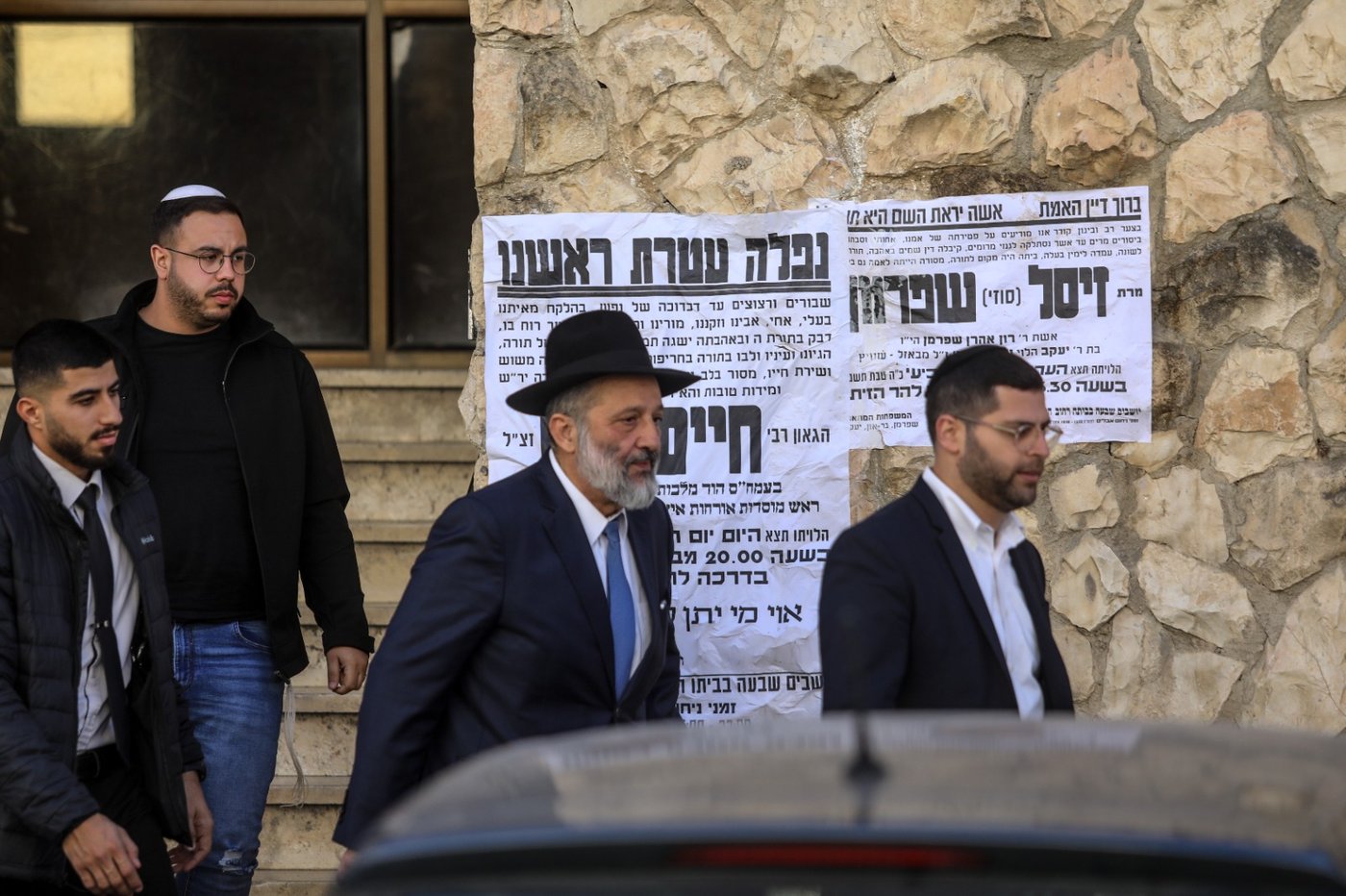 אחרי הפסילה ו'העלייה לרגל': דרעי יצא מביתו | צפו בתיעוד