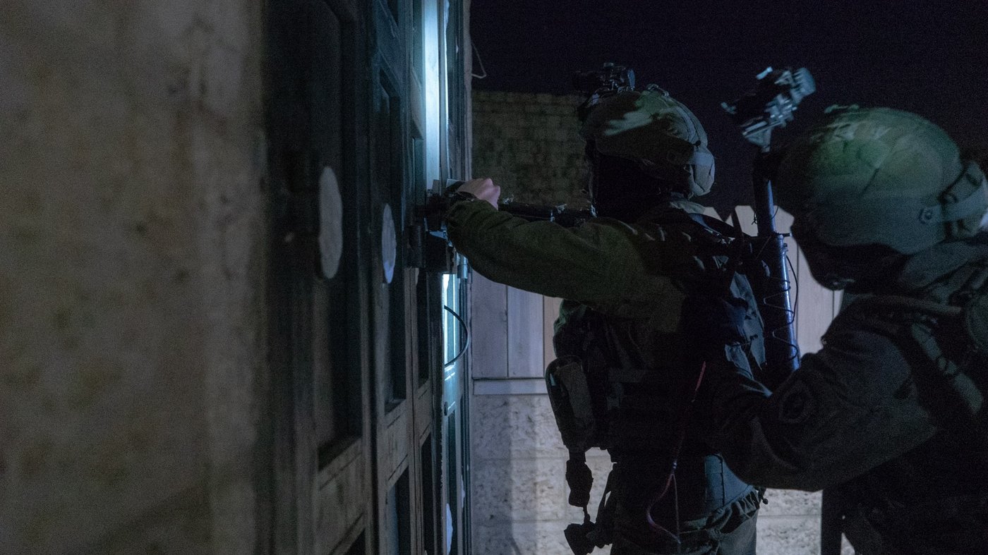 לוחמי צה"ל עצרו שני מבוקשים | צפו בפעילות