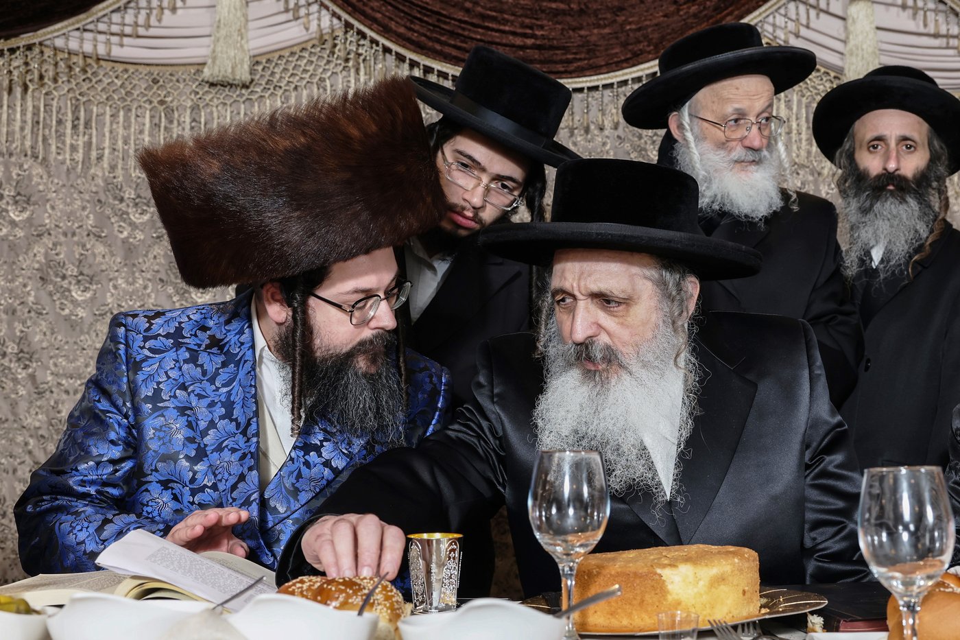 בר מצווה לבנו בכורו של הרבי מדינוב