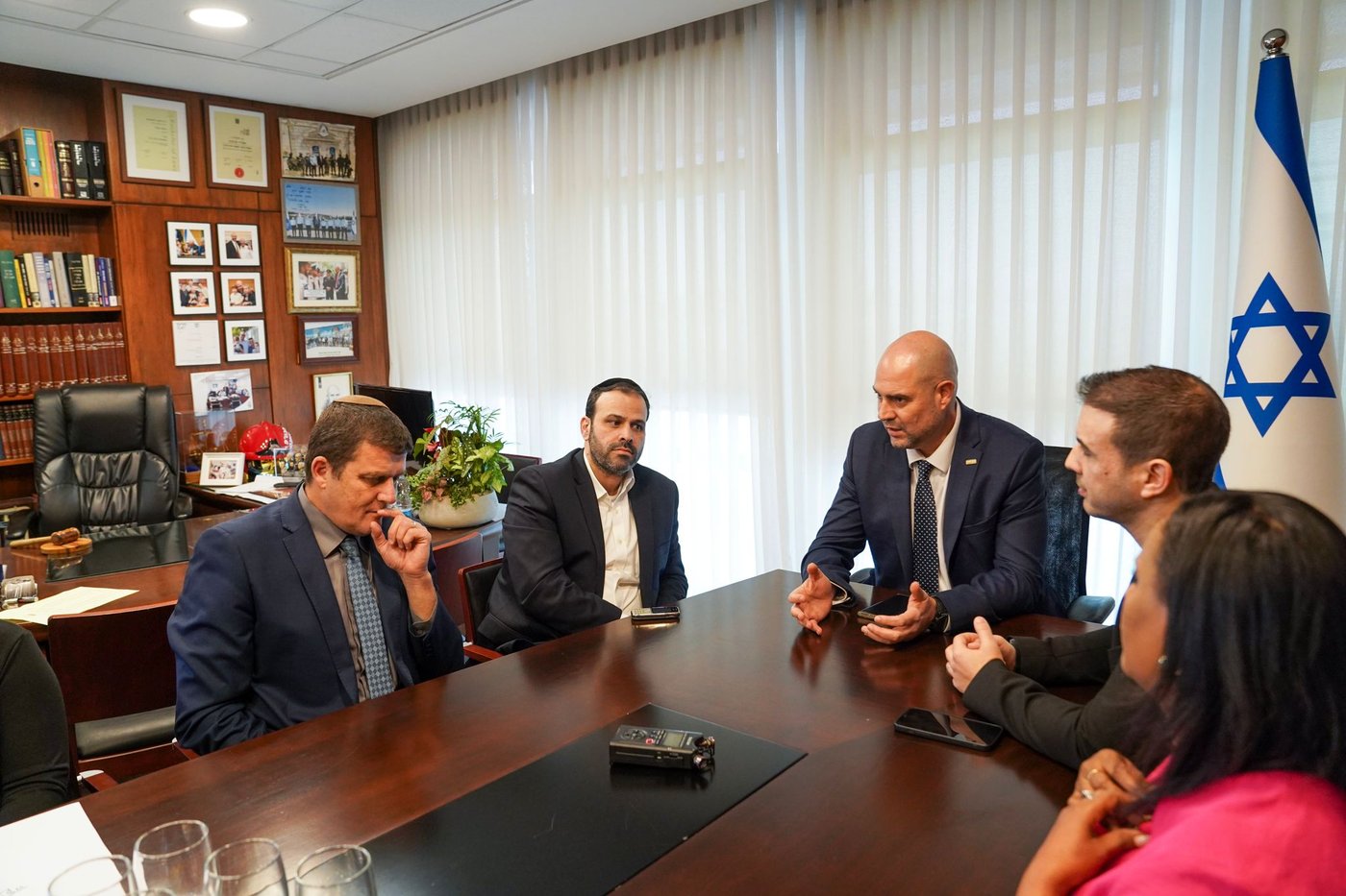 ועדת האתיקה נחנכה בלשכת אוחנה; "לא ועדת צנזורה"