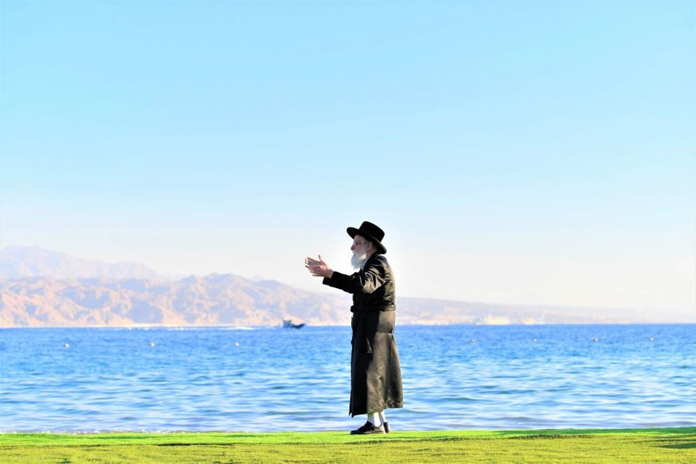 הרבי מויז'ניץ בשירת הים שנה שעברה על ים סוף