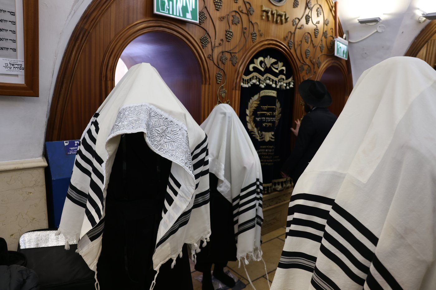 בציון רשב"י: האדמו"ר מדינוב הניח תפילין לבנו