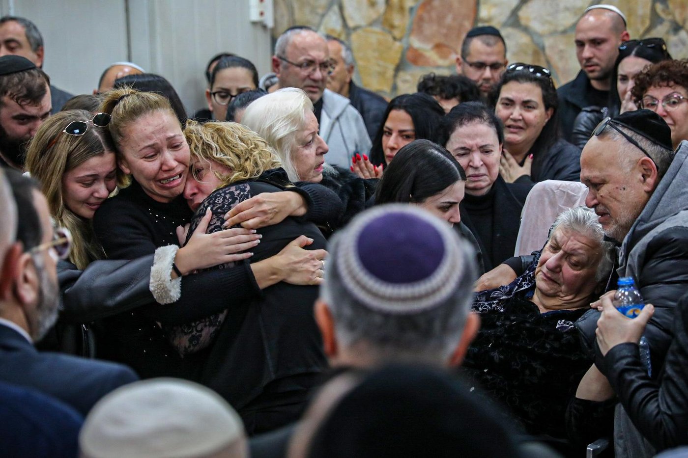 תמונת השבוע: אבל ודמעות בהלויית נרצח הפיגוע