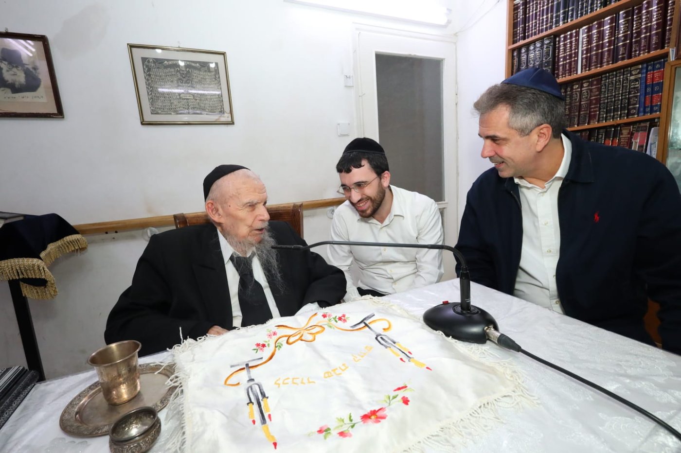 עם שולחן ערוך לשבת: ראש הישיבה קיבל את שר החוץ
