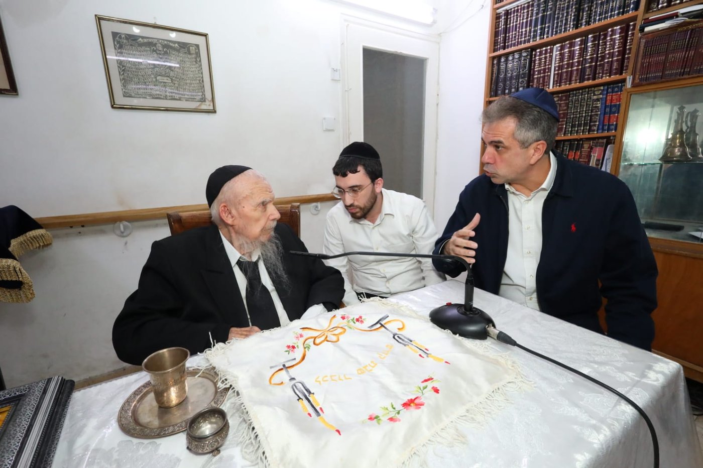 עם שולחן ערוך לשבת: ראש הישיבה קיבל את שר החוץ