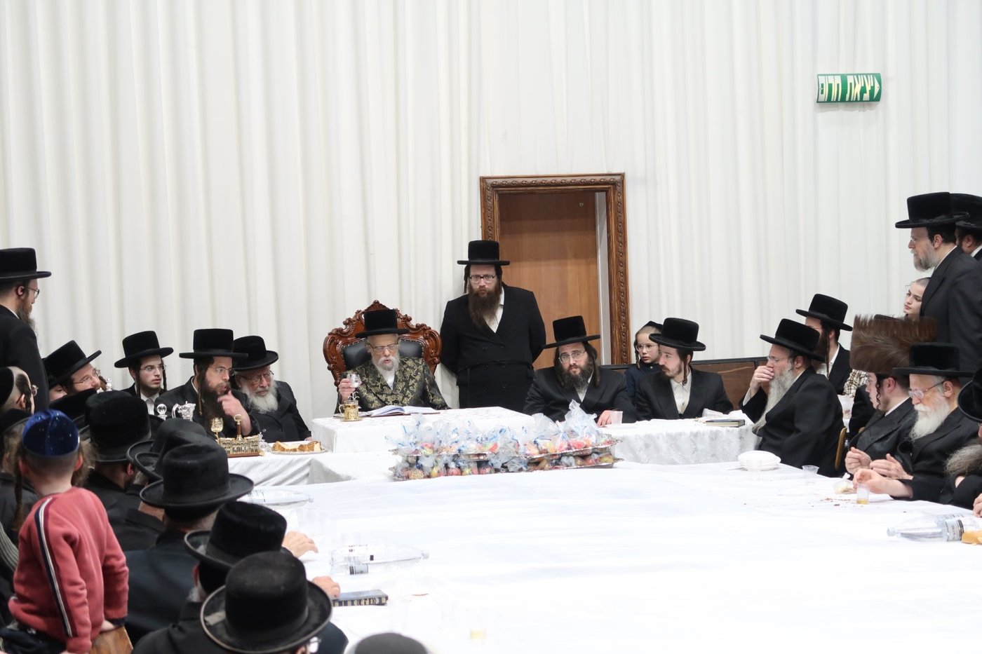 תיעוד: שולחן ט"ו בשבט בחצר חסידיות סערט ויז'ניץ