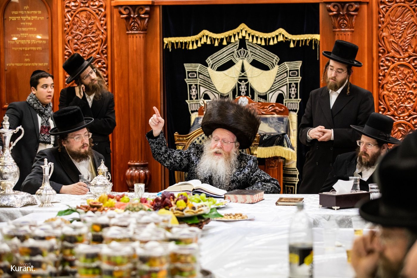 האדמו"ר חילק פירות שביעית | תיעוד ט"ו בשבט בקרעטשניף
