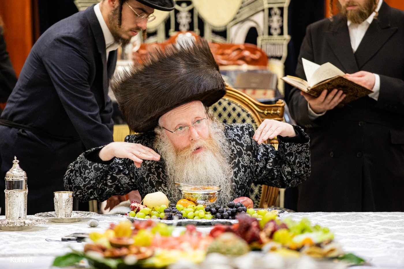 האדמו"ר חילק פירות שביעית | תיעוד ט"ו בשבט בקרעטשניף