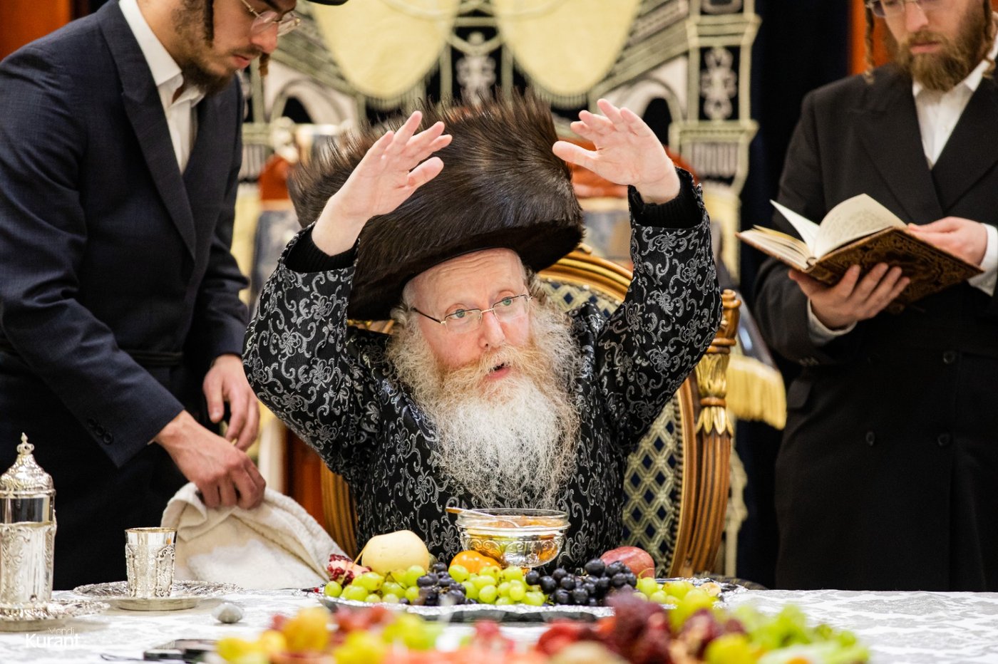האדמו"ר חילק פירות שביעית | תיעוד ט"ו בשבט בקרעטשניף