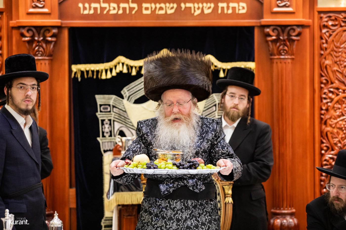 האדמו"ר חילק פירות שביעית | תיעוד ט"ו בשבט בקרעטשניף