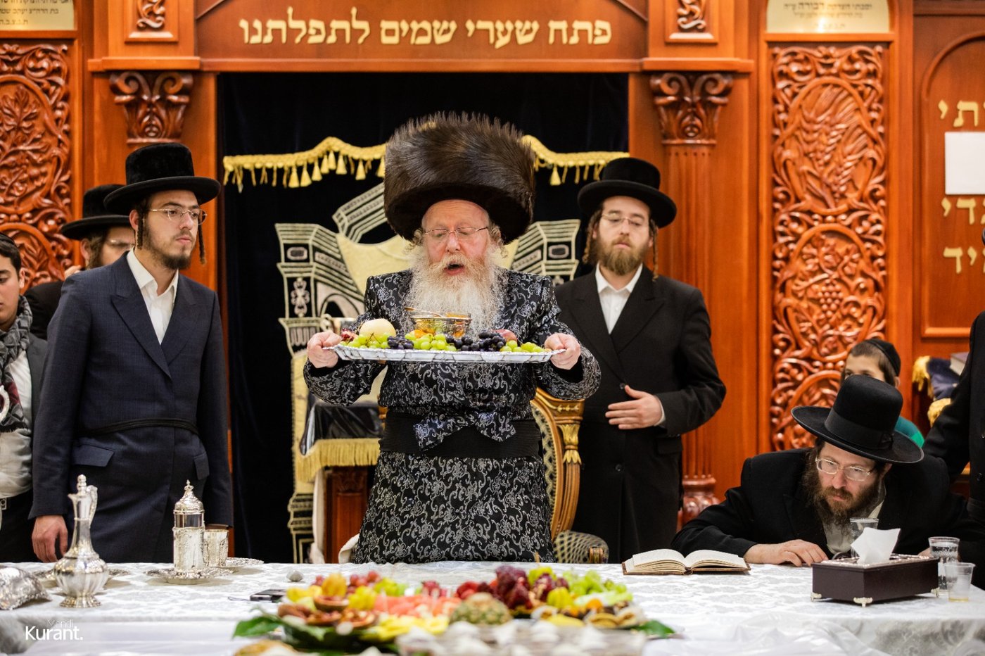 האדמו"ר חילק פירות שביעית | תיעוד ט"ו בשבט בקרעטשניף