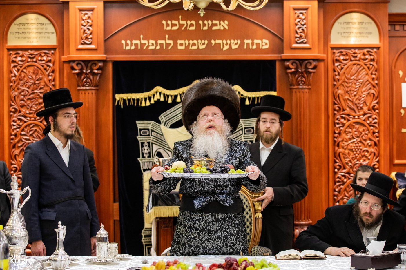 האדמו"ר חילק פירות שביעית | תיעוד ט"ו בשבט בקרעטשניף