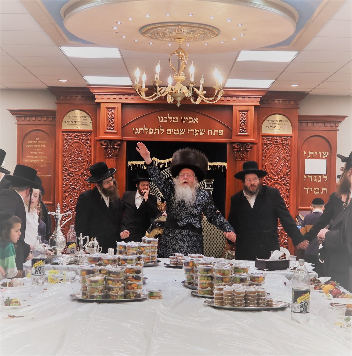 האדמו"ר חילק פירות שביעית | תיעוד ט"ו בשבט בקרעטשניף