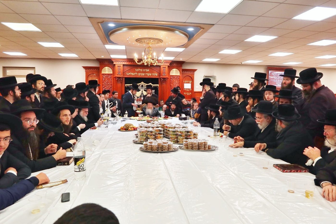 האדמו"ר חילק פירות שביעית | תיעוד ט"ו בשבט בקרעטשניף