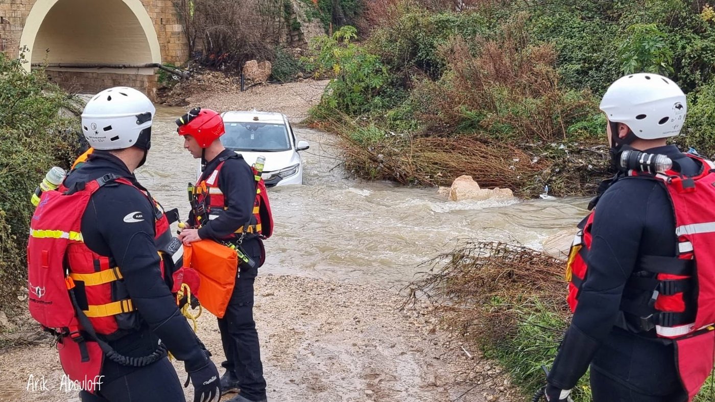 שניים נלכדו עם רכב בנחל שורק - וחולצו בשלום • תיעוד