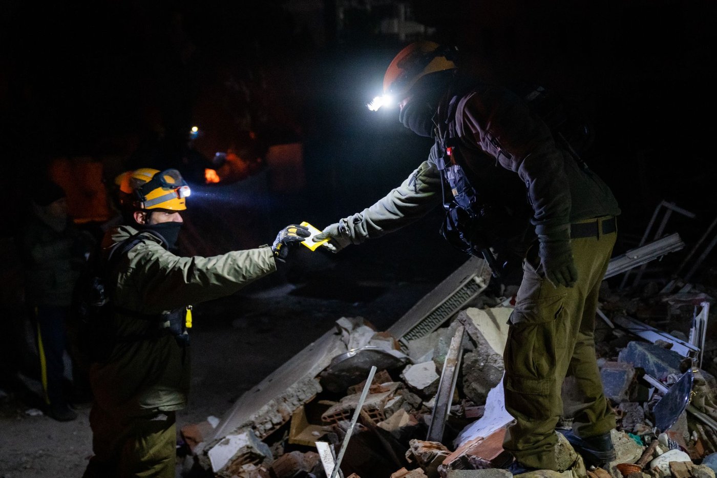 יותר מ-8,700 הרוגים ברעידת האדמה | משלחת צה"ל חילצה צעירה מתוך ההריסות