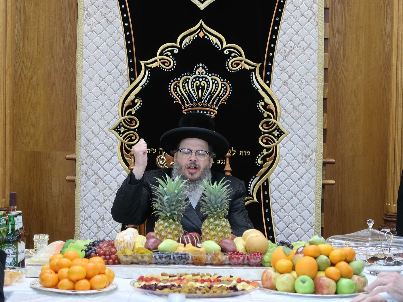 הרבי חילק פירות: ט"ו בשבט בחסידות בוסטון בביתר