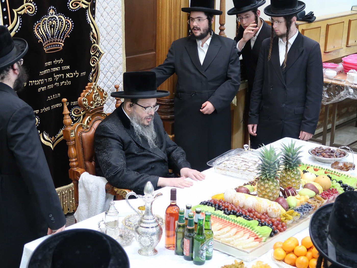 הרבי חילק פירות: ט"ו בשבט בחסידות בוסטון בביתר