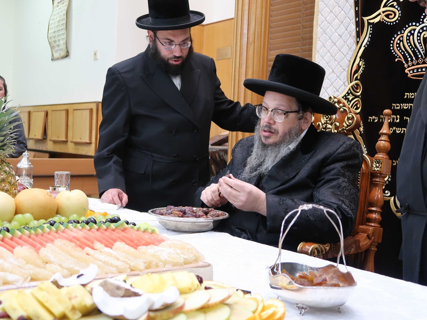 הרבי חילק פירות: ט"ו בשבט בחסידות בוסטון בביתר