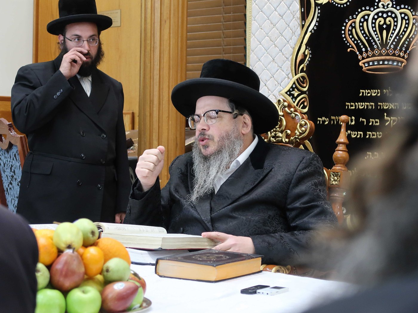 הרבי חילק פירות: ט"ו בשבט בחסידות בוסטון בביתר