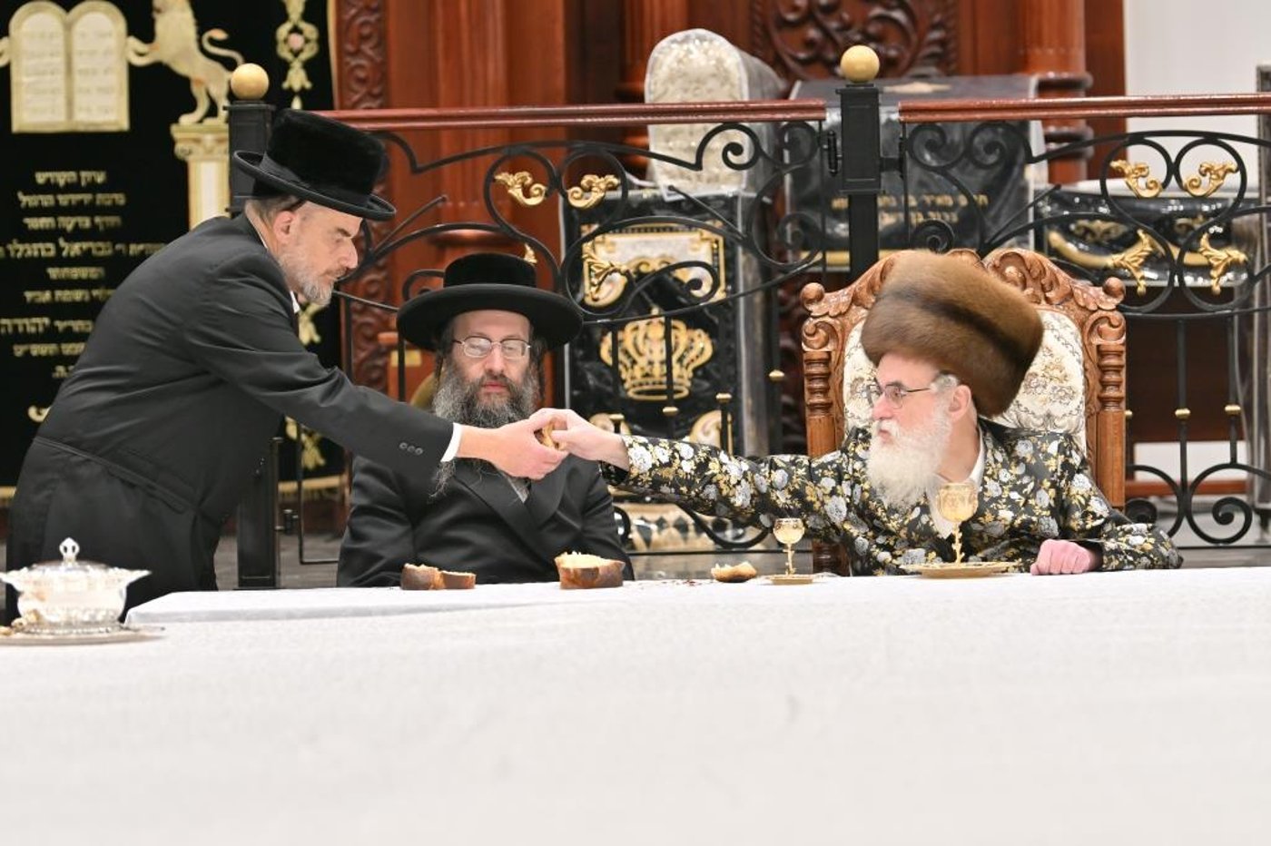 תיעוד נרחב: טיש ט"ו בשבט בחצר חסידות ויז'ניץ