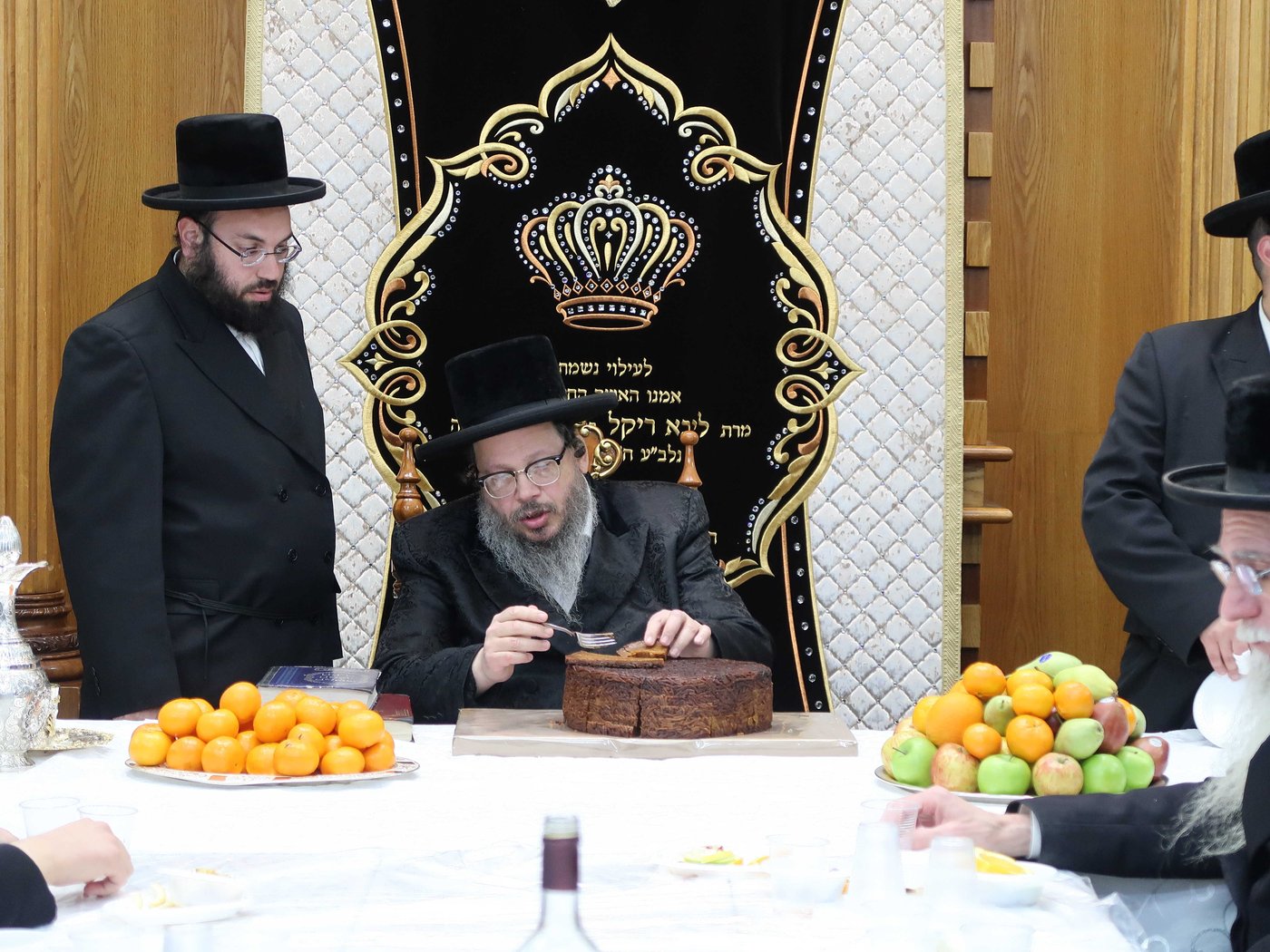 הרבי חילק פירות: ט"ו בשבט בחסידות בוסטון בביתר