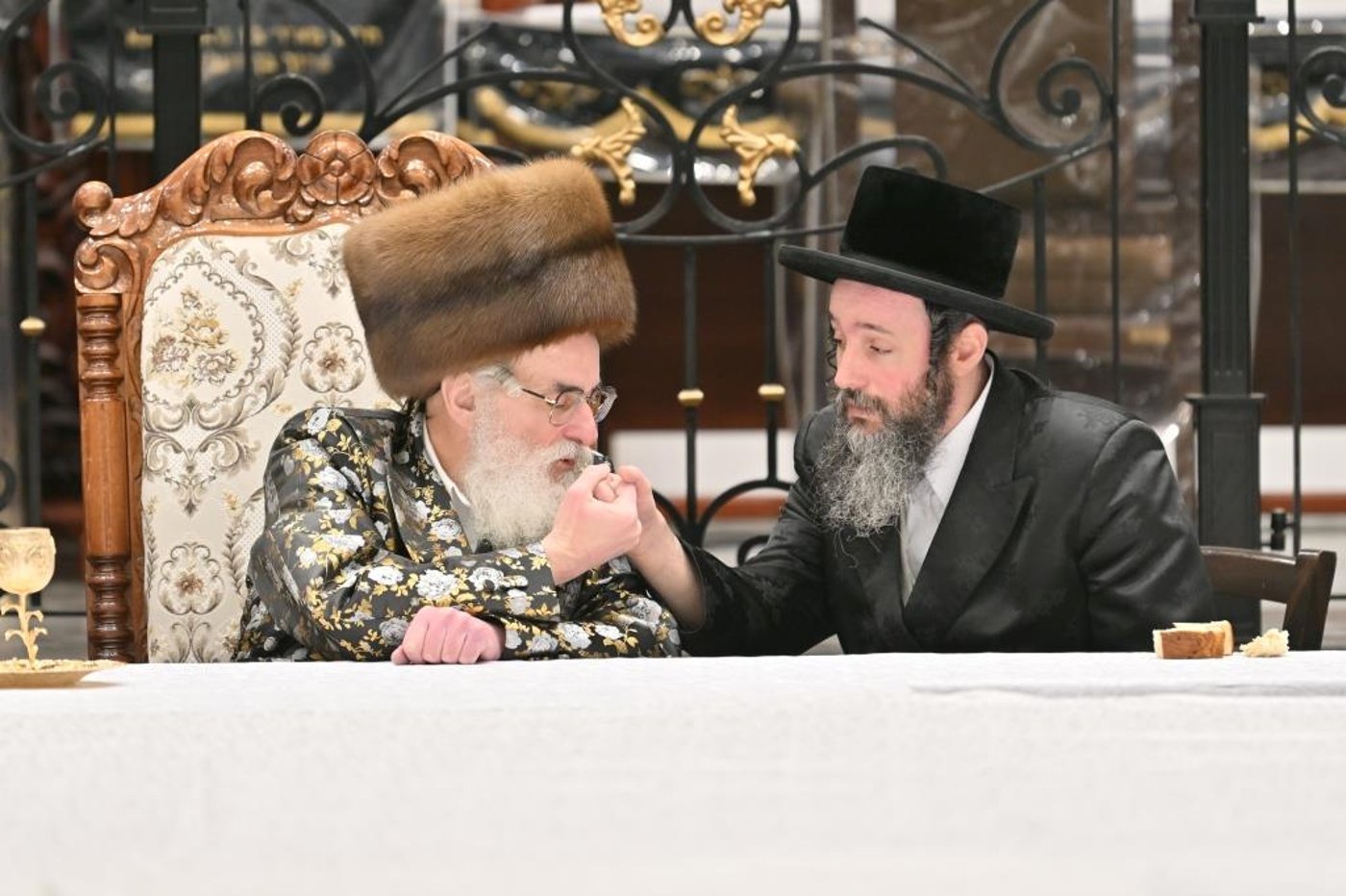 תיעוד נרחב: טיש ט"ו בשבט בחצר חסידות ויז'ניץ