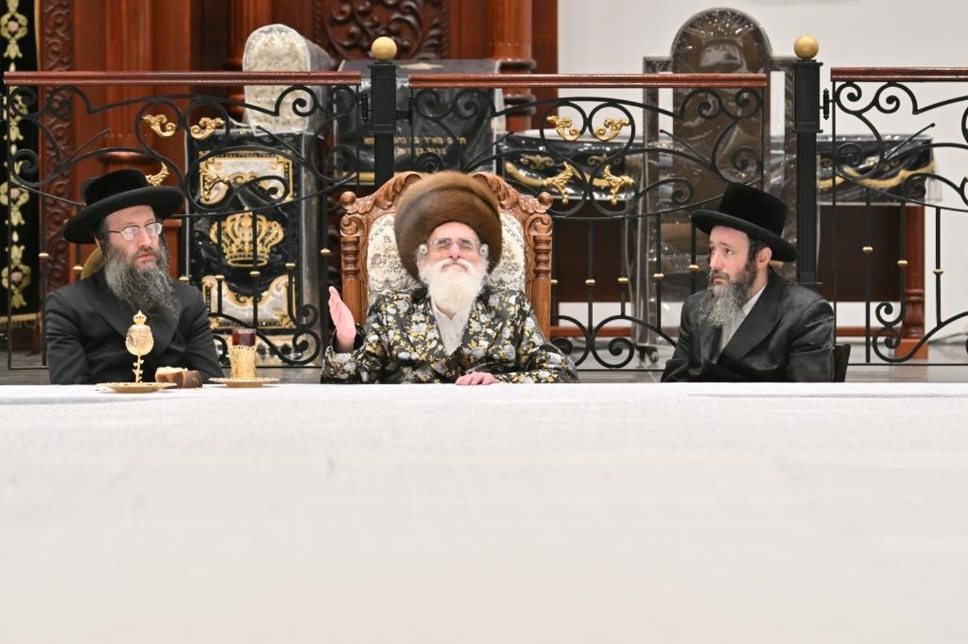 תיעוד נרחב: טיש ט"ו בשבט בחצר חסידות ויז'ניץ