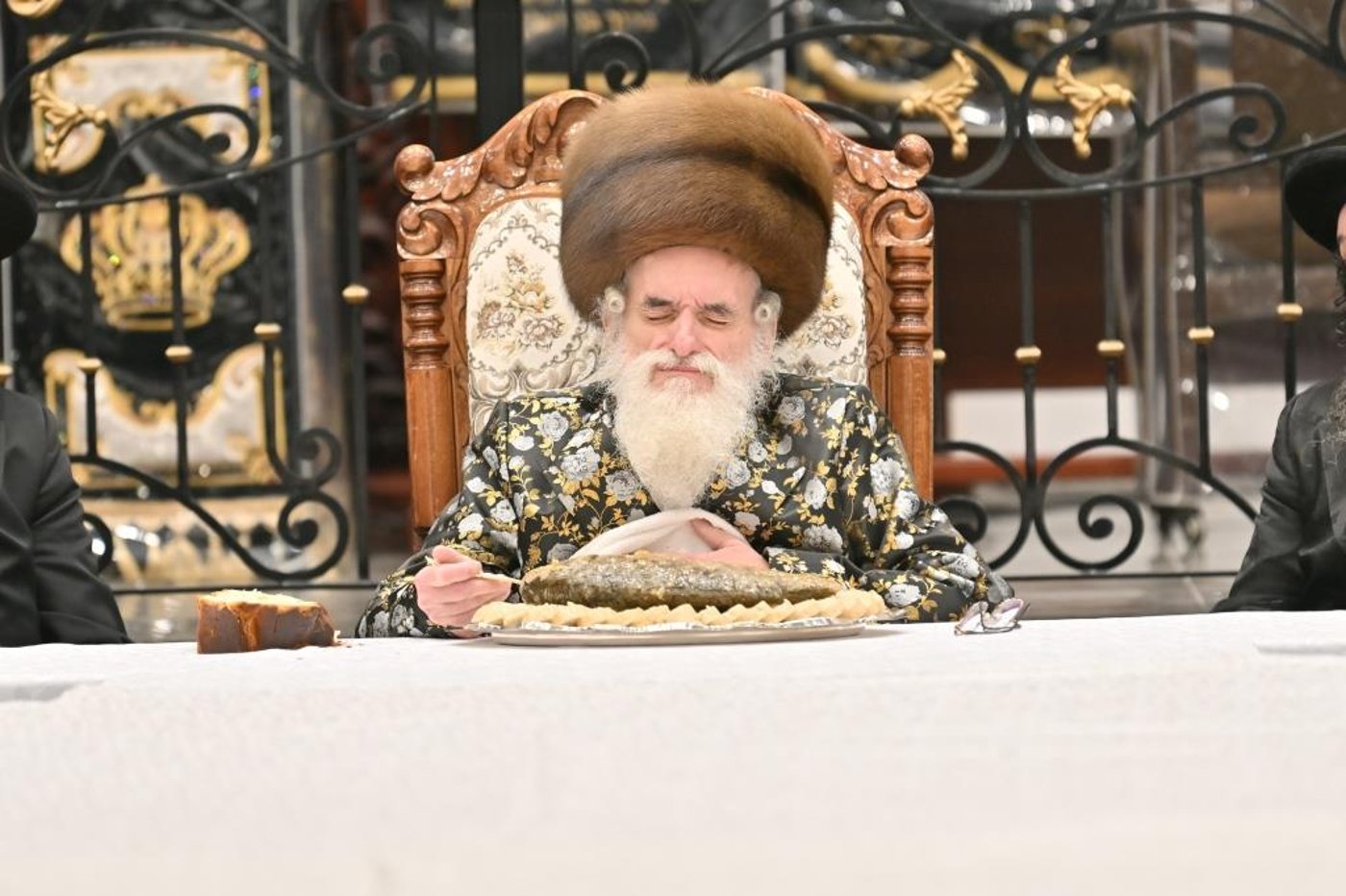תיעוד נרחב: טיש ט"ו בשבט בחצר חסידות ויז'ניץ