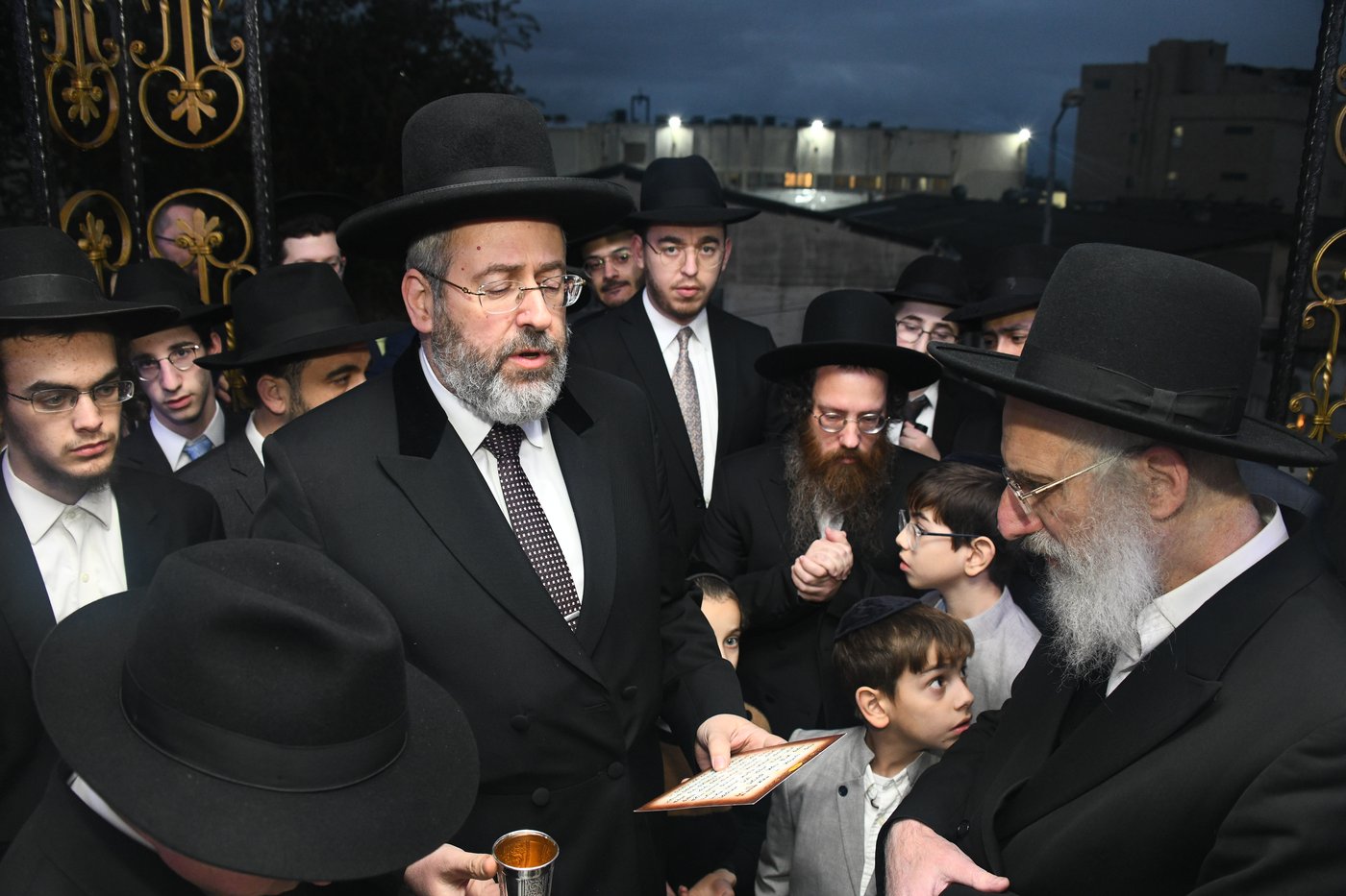 המונים בחתונת בנו של הגאון רבי עמרם פריד • צפו בגלריה