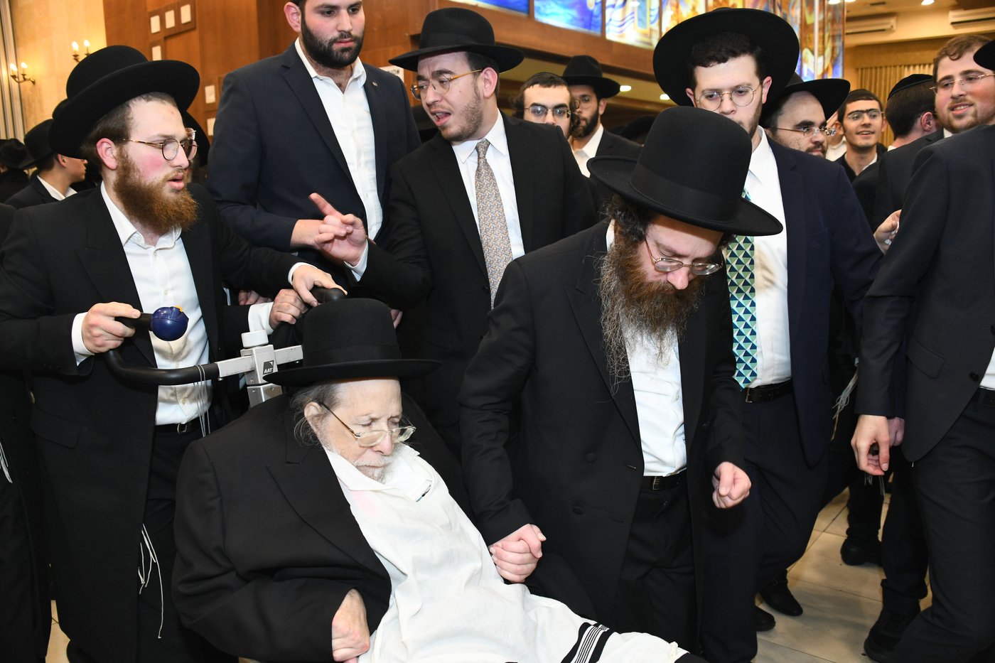 המונים בחתונת בנו של הגאון רבי עמרם פריד • צפו בגלריה