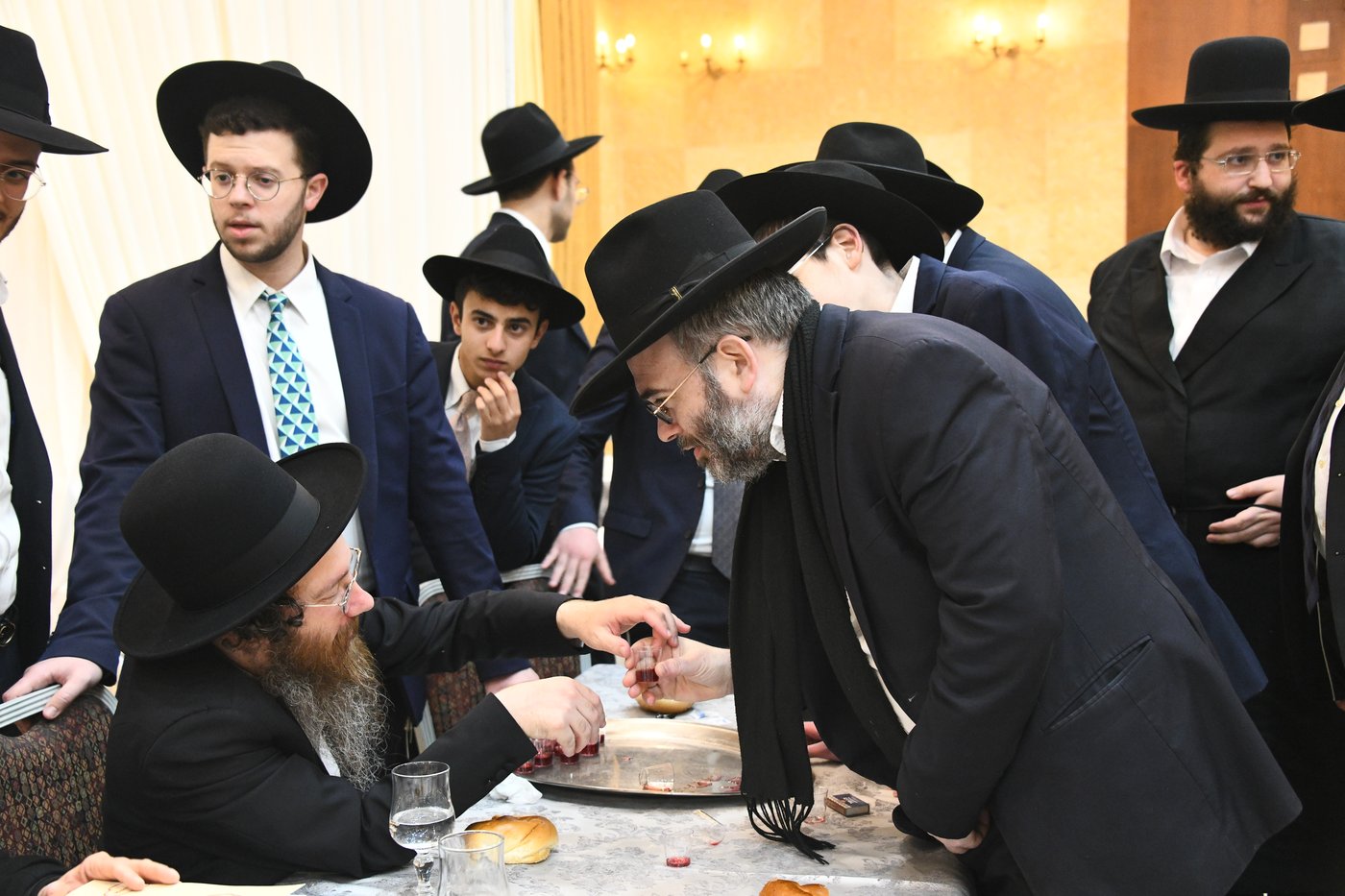 המונים בחתונת בנו של הגאון רבי עמרם פריד • צפו בגלריה