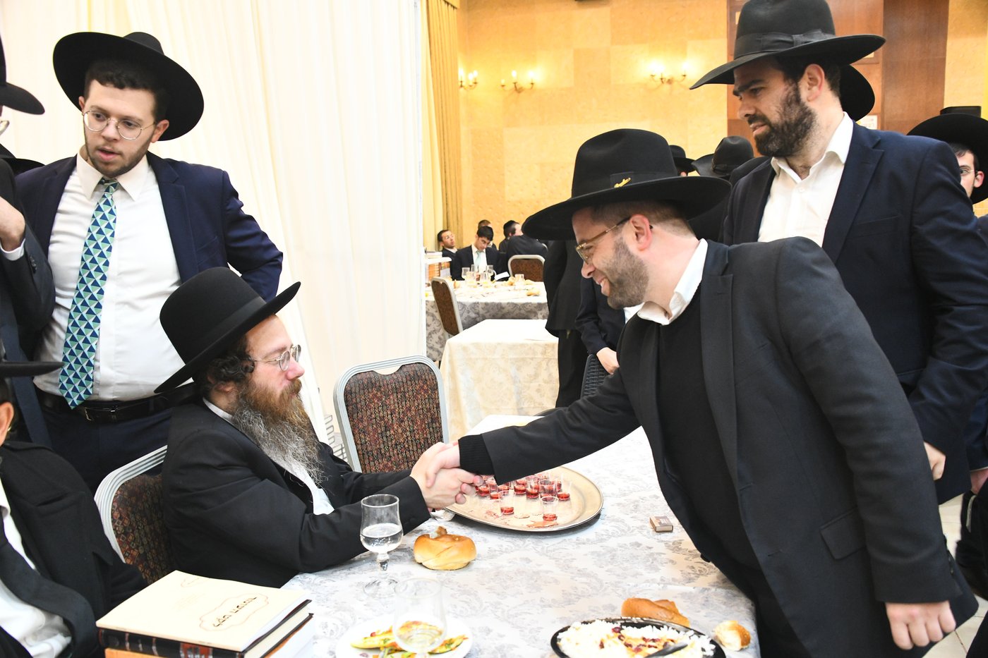 המונים בחתונת בנו של הגאון רבי עמרם פריד • צפו בגלריה