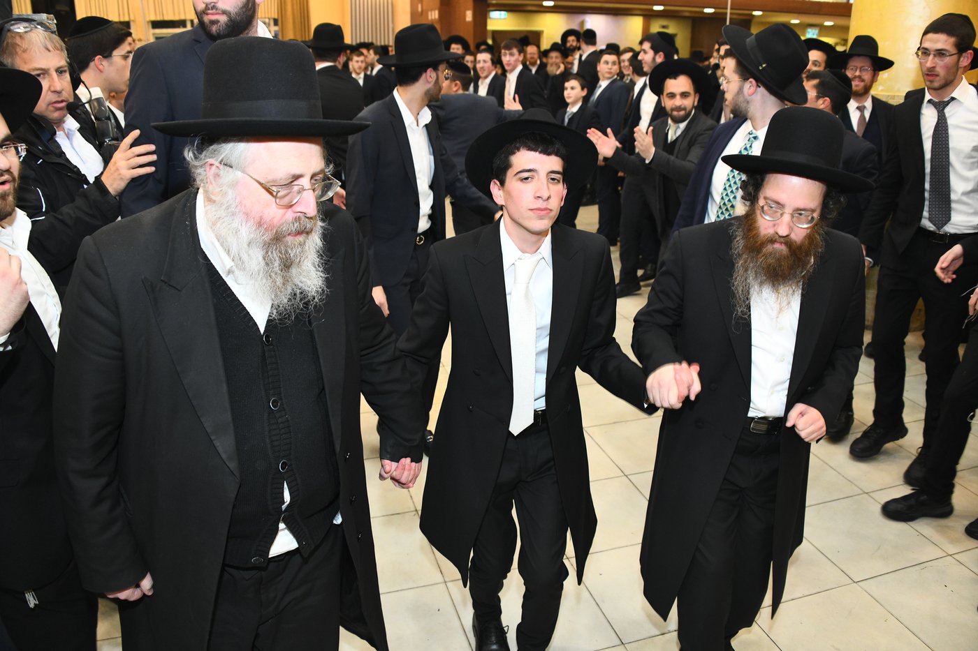 המונים בחתונת בנו של הגאון רבי עמרם פריד • צפו בגלריה