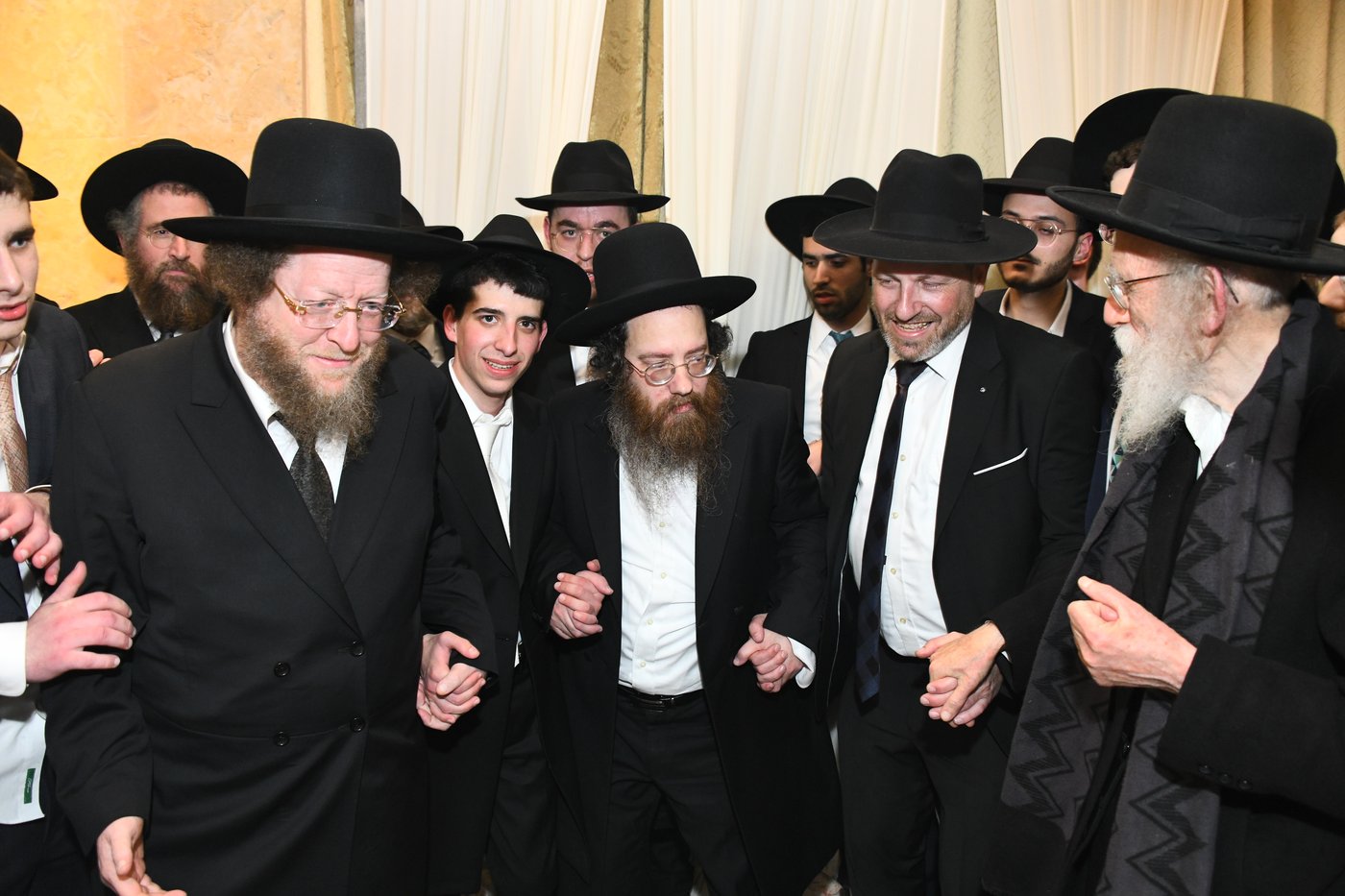 המונים בחתונת בנו של הגאון רבי עמרם פריד • צפו בגלריה