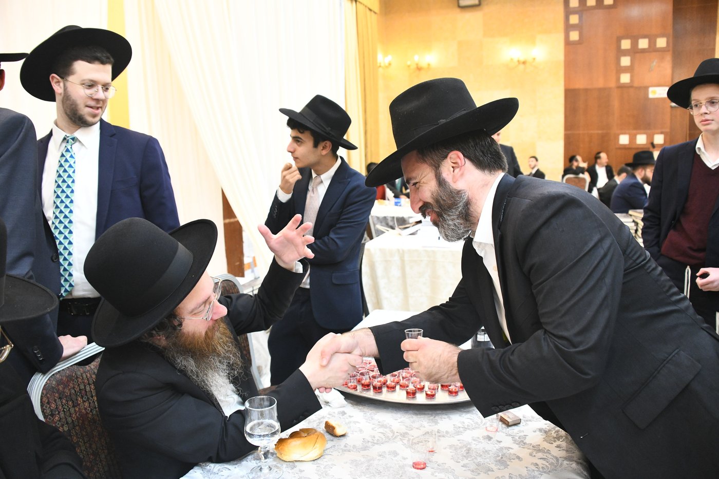 המונים בחתונת בנו של הגאון רבי עמרם פריד • צפו בגלריה