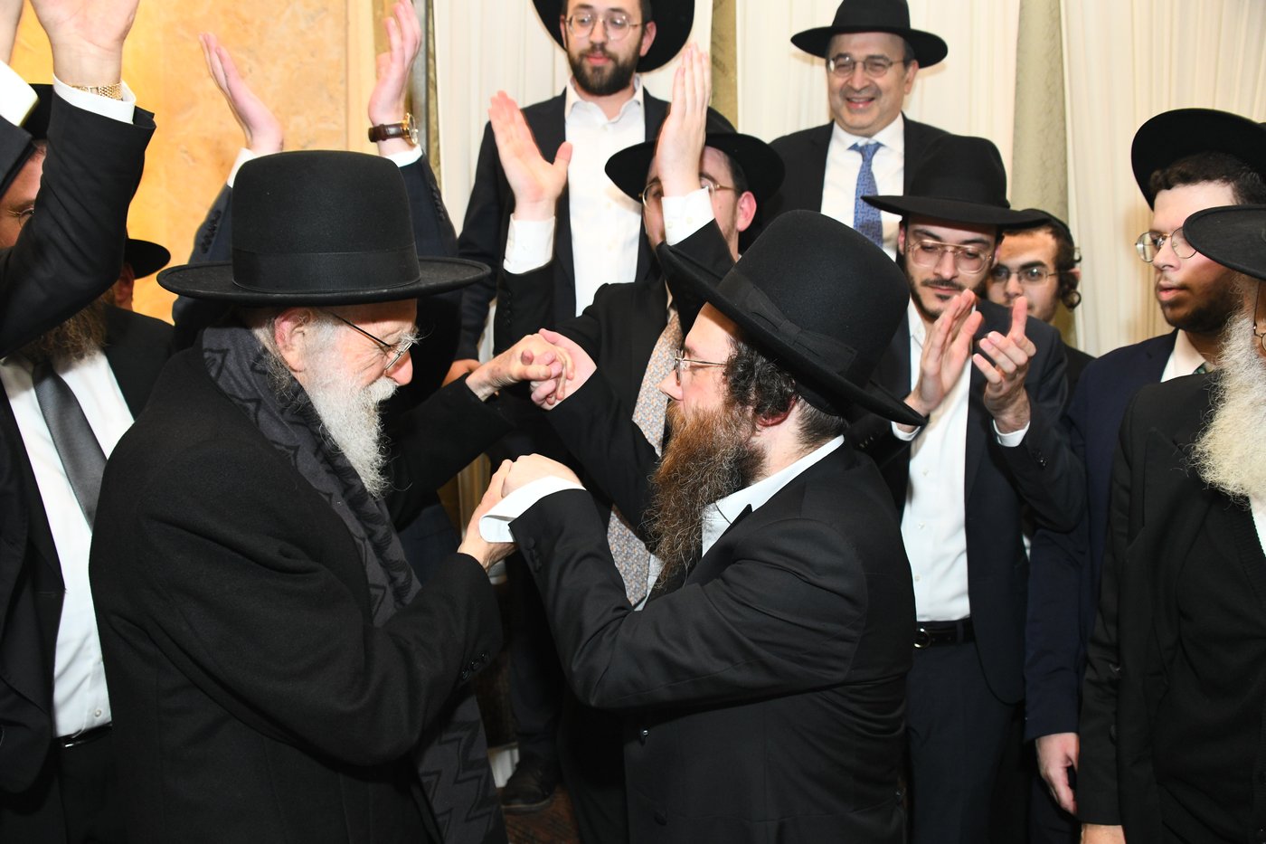 המונים בחתונת בנו של הגאון רבי עמרם פריד • צפו בגלריה