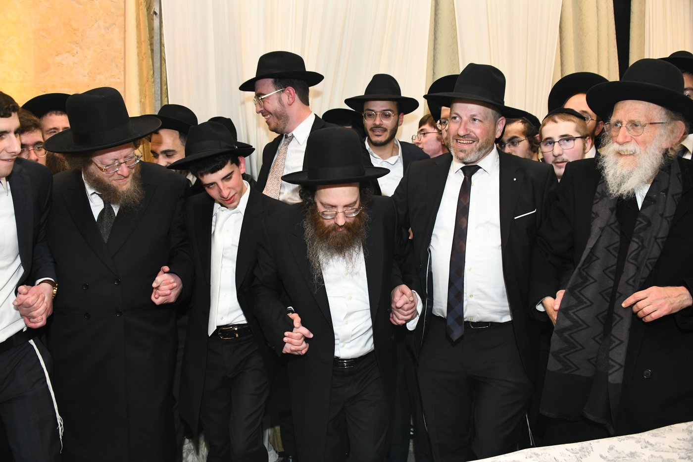 המונים בחתונת בנו של הגאון רבי עמרם פריד • צפו בגלריה